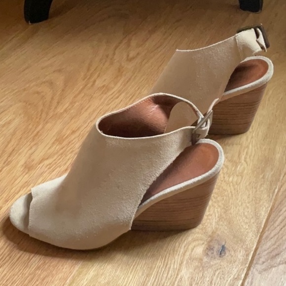 NWOB Howsty Genuine Suede Nude Peep Toe Like-Wedges. Never Been Worn! Size 38 - Picture 9 of 9